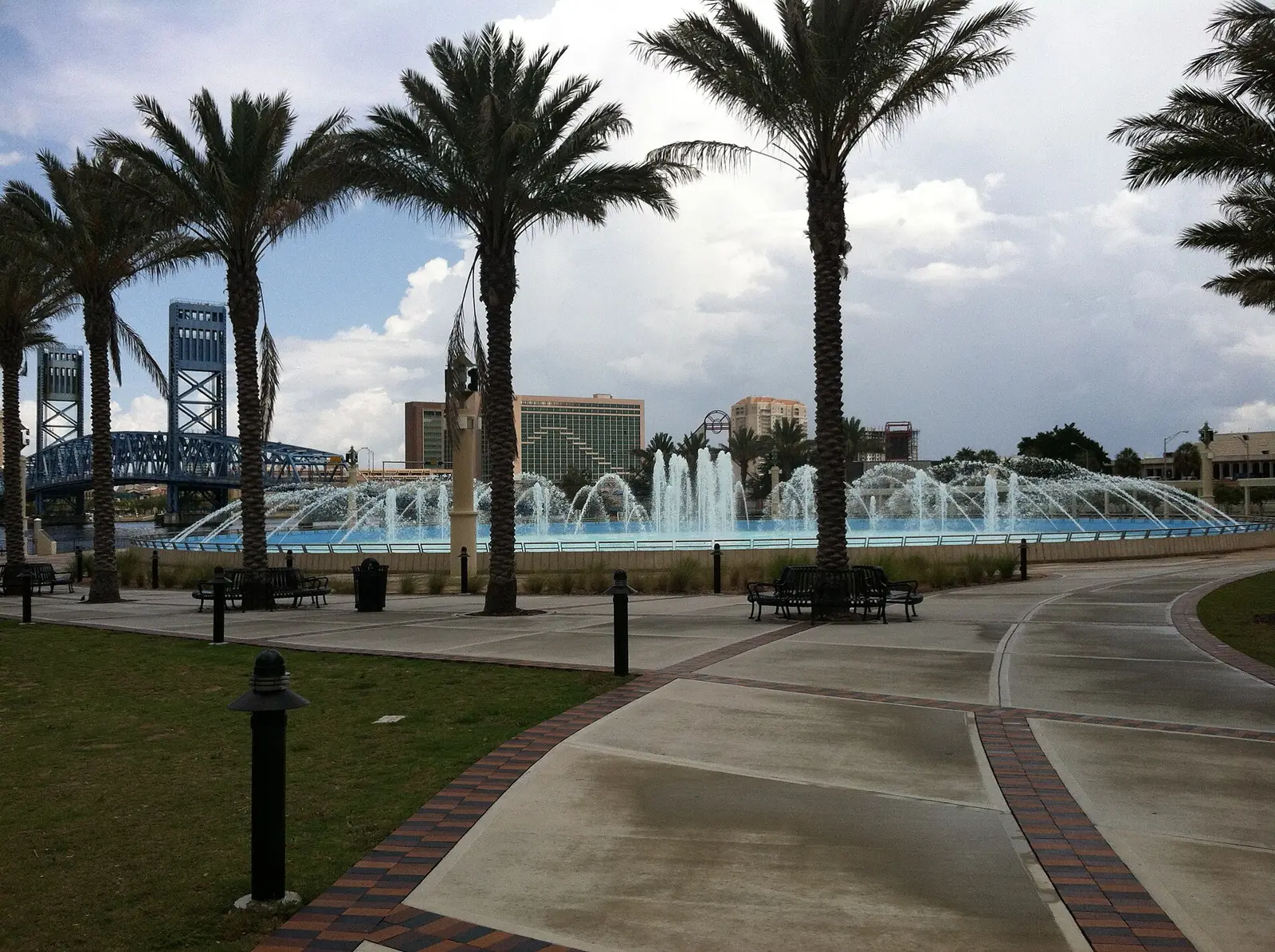 Friendship Fountain on the Southbank Riverwalk in downtown Jacksonville, with the Main Street Bridge behind it.